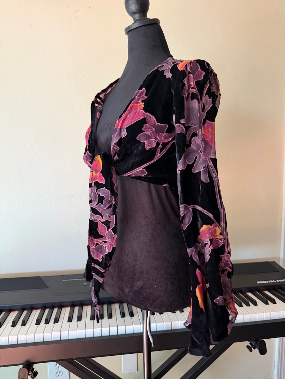 Tie front bolero bell sleeve velvet burnout size 8 practical magic style - Picture 3 of 7